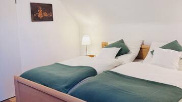 2 bedrooms, travel crib, WiFi (free), bed sheets
