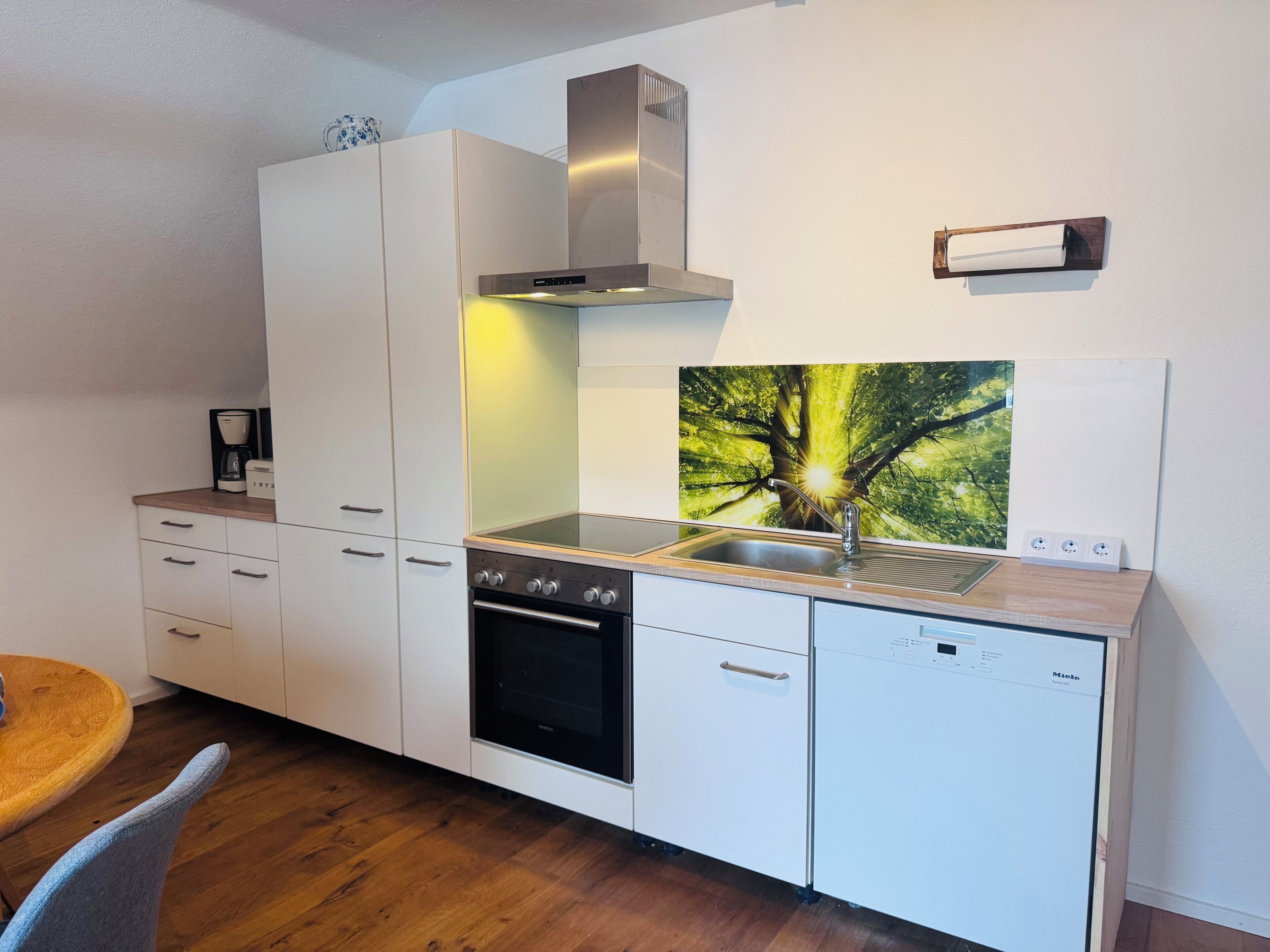 Wasserkocher mit Kaffee-/Teezubehör, Kühlschrank, Ofen, Herdplatte