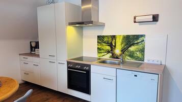 Wasserkocher mit Kaffee-/Teezubehör, Kühlschrank, Ofen, Herdplatte