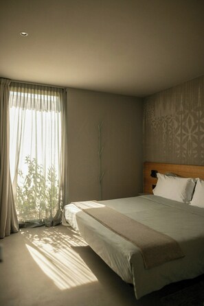 A bedroom with a bed, curtains, a wall with a pattern, and a window with natural light. - Modern house close to town with Alpine views (Terlano)