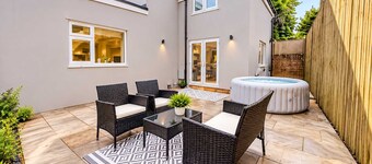 Beautiful 3 Bed Cottage - Hot Tub & Free Parking
