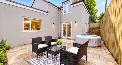 Beautiful 3 Bed Cottage - Hot Tub & Free Parking