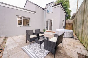 Terrace/patio - Beautiful 3 Bed Cottage - Hot Tub & Free Parking (Cardiff)