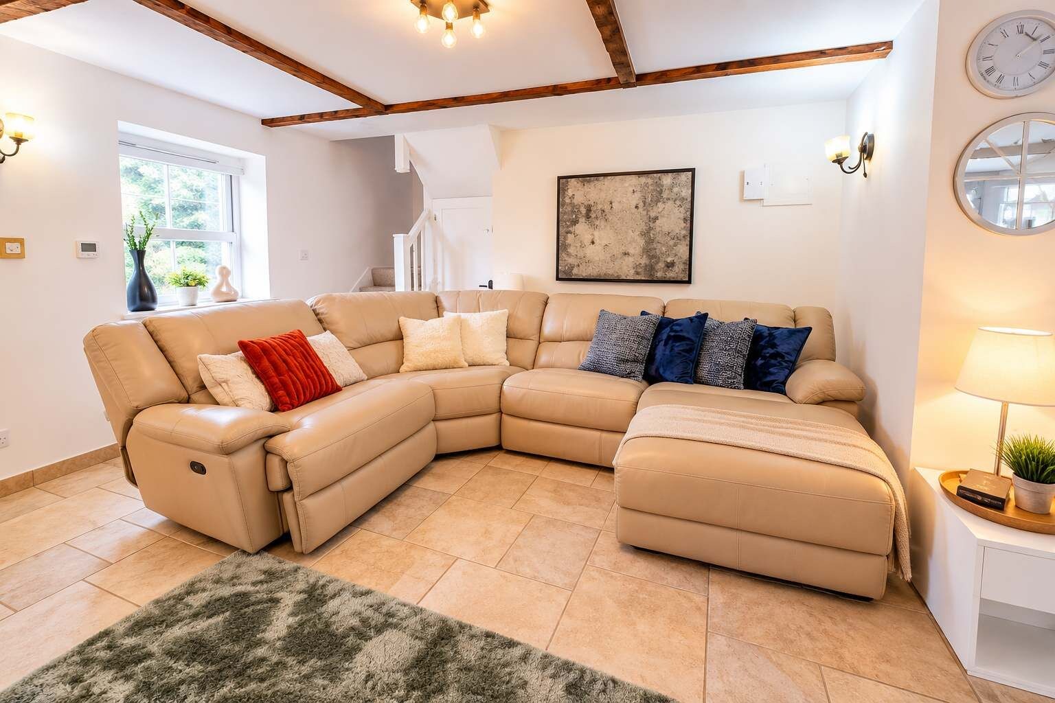 Uma sala de estar moderna com um sofá de canto, uma lareira e uma janela grande.