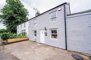 Exterior - Beautiful 3 Bed Cottage - Hot Tub & Free Parking (Cardiff)