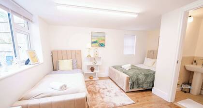 Beautiful 3 Bed Cottage - Hot Tub & Free Parking