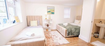Beautiful 3 Bed Cottage - Hot Tub & Free Parking