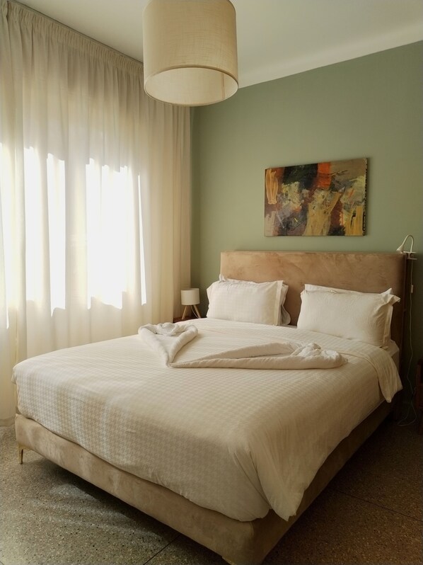 Tabla de planchar con plancha, wifi y ropa de cama 