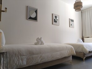 Tabla de planchar con plancha, wifi y ropa de cama 