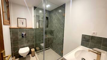 Douche, sèche-cheveux, serviettes fournies, savon