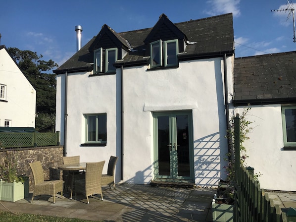 Outdoor dining - Swallow Cottage (Cowbridge)