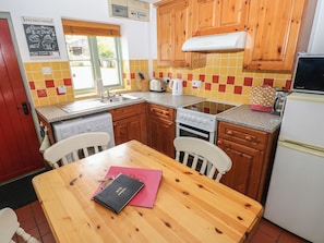 Cookware/dishes/utensils - Swallow Cottage (Cowbridge)