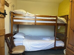 2 bedrooms, WiFi (free), individually decorated, individually furnished - Wren Cottage (Cowbridge)