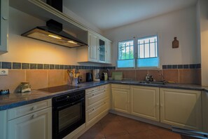 Coffee/tea maker, fridge, microwave, oven