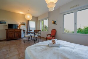 5 bedrooms, desk, iron/ironing board, travel crib