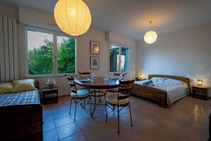 Tabla de planchar con plancha, wifi y ropa de cama 