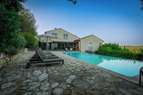House for 11 people with a 14-meter pool and large yard