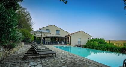 House for 11 people with a 14-meter pool and large yard