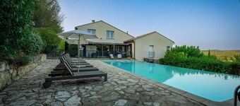 House for 11 people with a 14-meter pool and large yard