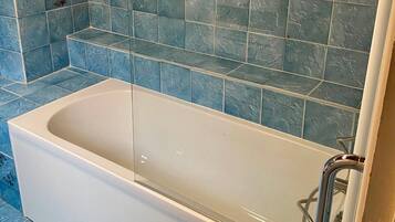 Ducha, secador de pelo y toallas