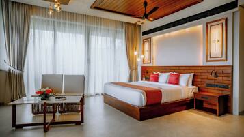 Romantic pool Heaven | Desk, free WiFi, bed sheets