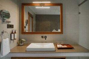 Superior-Doppel- oder -Zweibettzimmer, Balkon, Gartenblick | Badezimmer | Dusche, kostenlose Toilettenartikel, Haartrockner, Seife