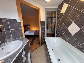 Economy Double Room | Bathroom