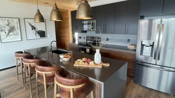 Wasserkocher mit Kaffee-/Teezubehör, Kühlschrank, Mikrowelle, Ofen