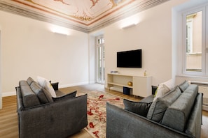 TV - Studio 'San Martino 8 Langhe e Monferrato' with Balcony and Air Conditioning (Asti)