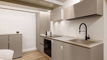 Coffee/tea maker, fridge, microwave, oven