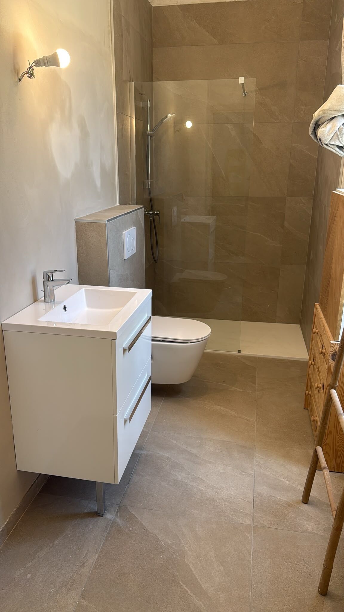 Ein modernes Badezimmer mit Dusche, Toilette und Waschbecken.