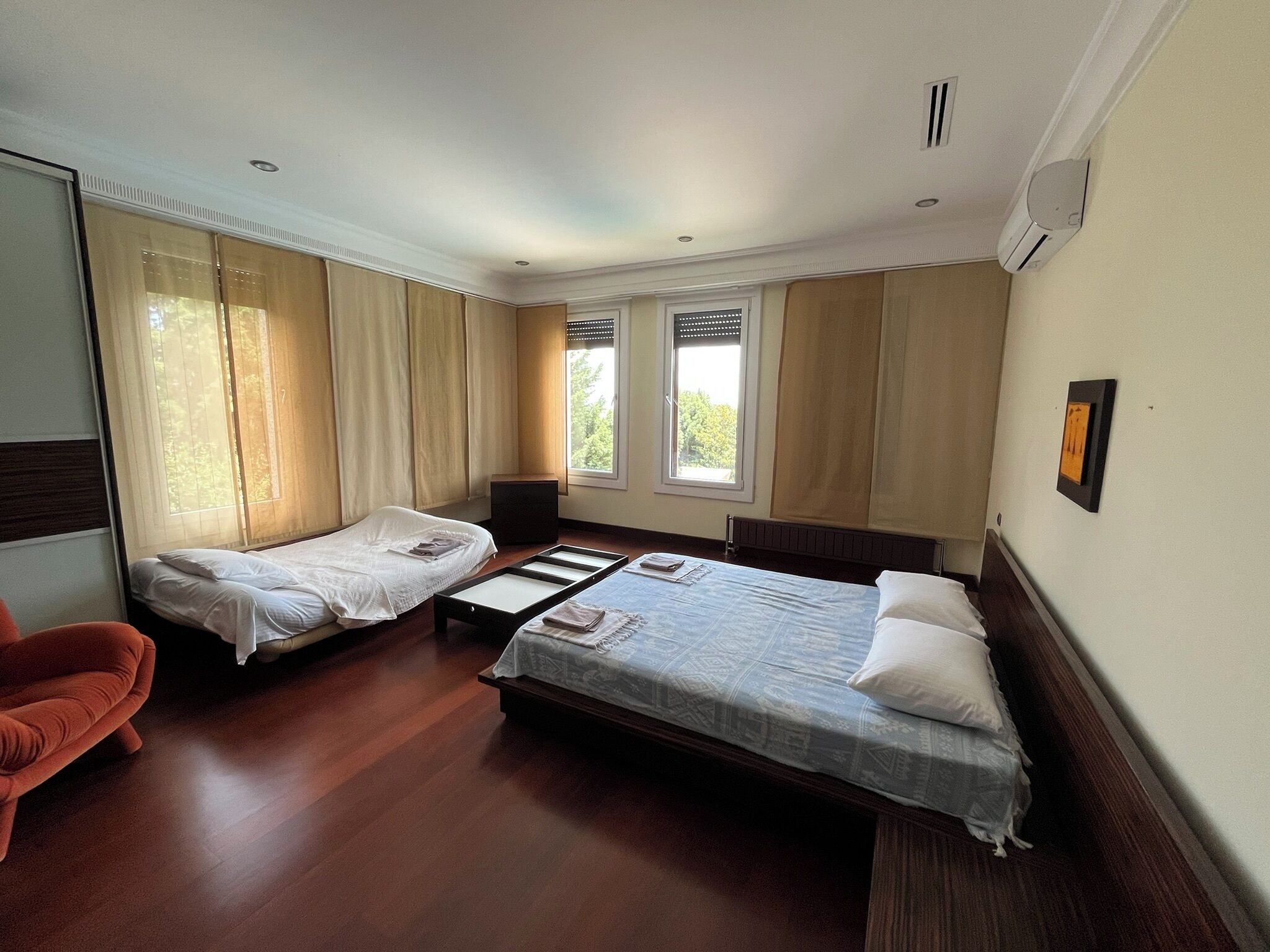 4 bedrooms, iron/ironing board, bed sheets