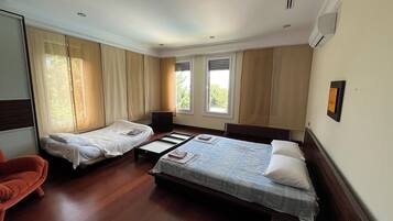 4 bedrooms, iron/ironing board, bed sheets