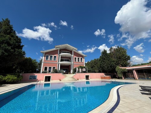 Lovely 4-bedroom house with Private pool in Silivri