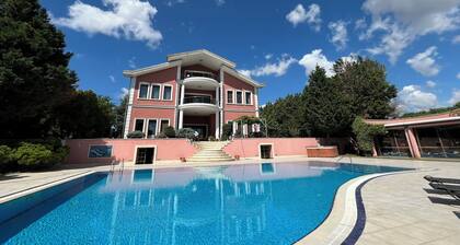 Lovely 4-bedroom house with Private pool in Silivri