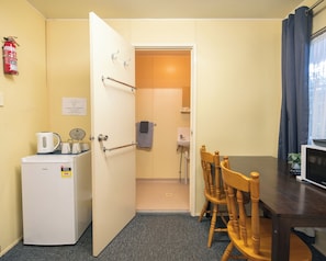 Studio | Interior - Spear Creek Holiday Park (Woolundunga)