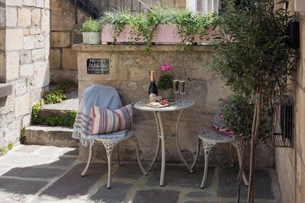 Outdoor dining - Stylish Sydney Wharf | Free Parking | Sleeps 4 (Bath)