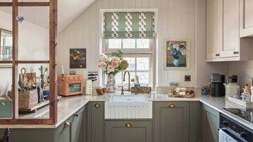 Coffee/tea maker, fridge, microwave, oven