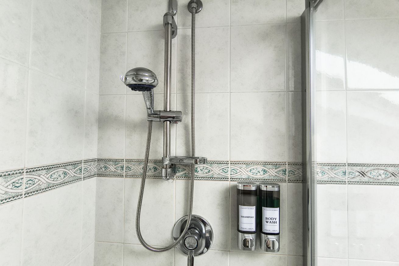 Regadera, tina de hidromasaje, bidet, toallas 