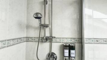 Regadera, tina de hidromasaje, bidet, toallas