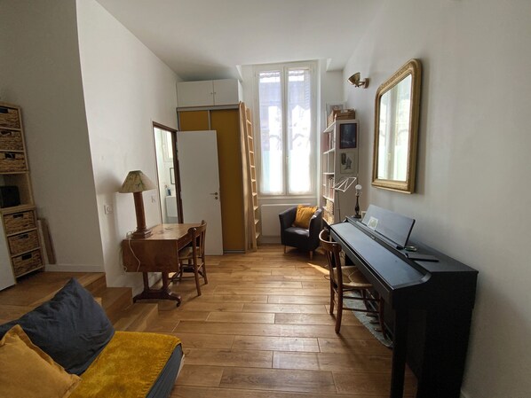Unclassified image, 1 of 6, button - Bright studio apartment, 17 m² • Paris 12 • Gare de Lyon Roland Piano (Paris)
