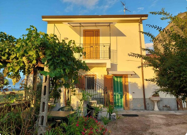 Exterior - Holiday Home 'Meloro' with Private Garden, Balcony and Wi-Fi (Serre)