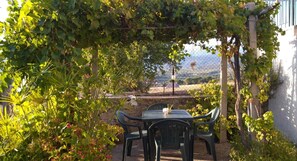 Outdoor dining - Holiday Home 'Meloro' with Private Garden, Balcony and Wi-Fi (Serre)