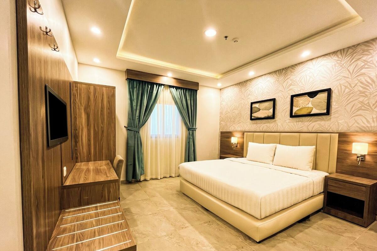 Phòng Suite Deluxe, 1 giường cỡ king | Khu vực làm việc phù hợp cho laptop 