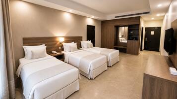 Suite Deluks, 3 Tempat Tidur Twin | Ruang kerja ramah laptop dan Wi-Fi gratis