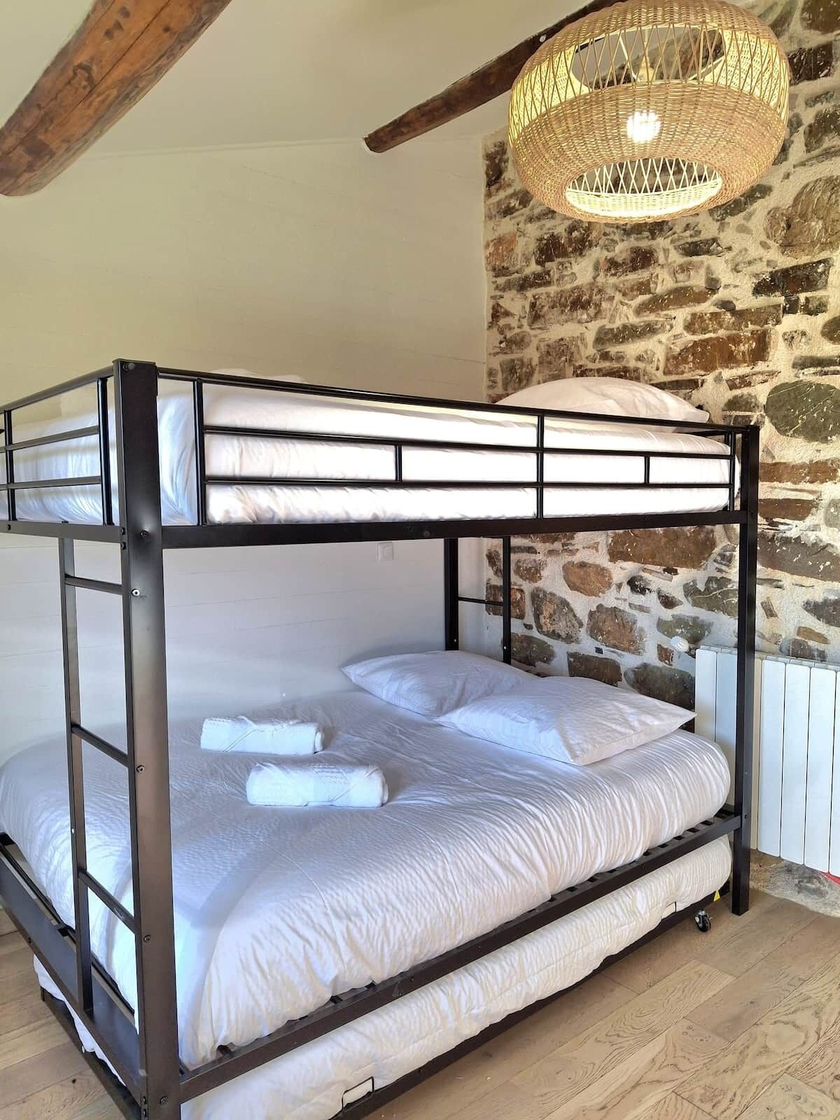 3 chambres, fer et planche à repasser, Wi-Fi, draps fournis