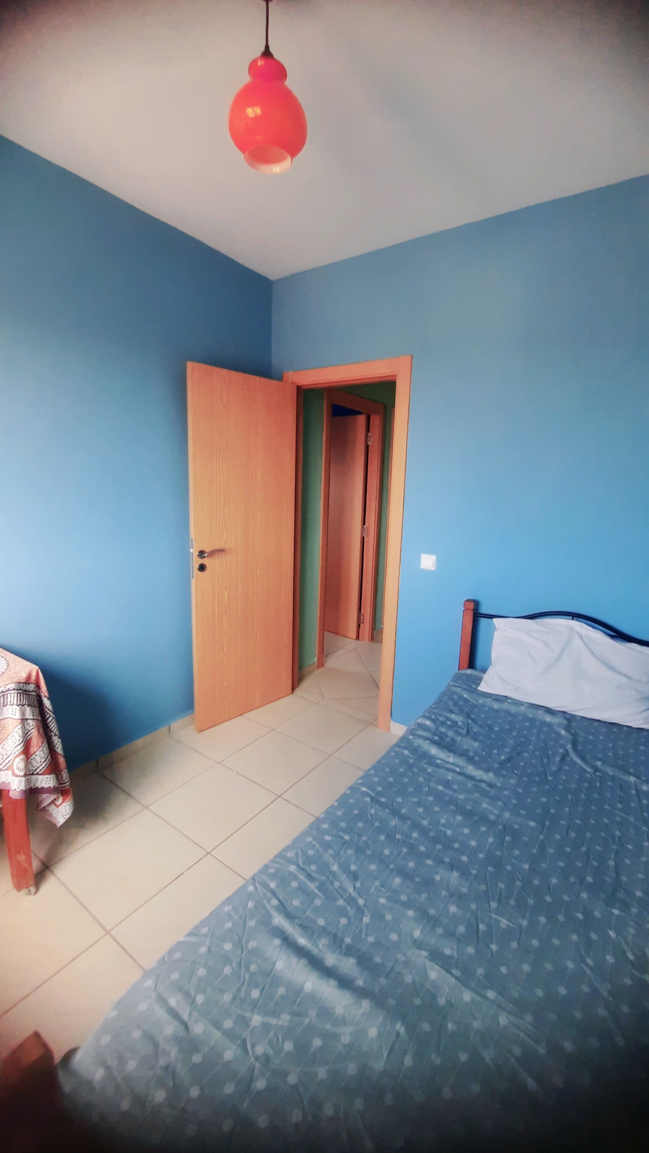 3 bedrooms, desk, bed sheets