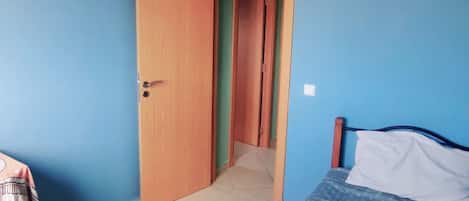 3 bedrooms, desk, bed sheets