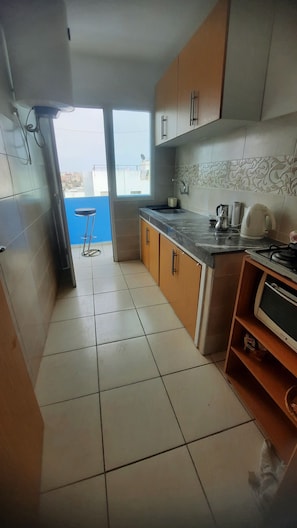 Coffee/tea maker, fridge, oven, stovetop
