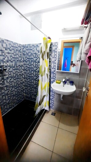 Shower, soap, toilet paper - Appartement zen et lumineux - 5 min plage des nations (Bouknadel)
